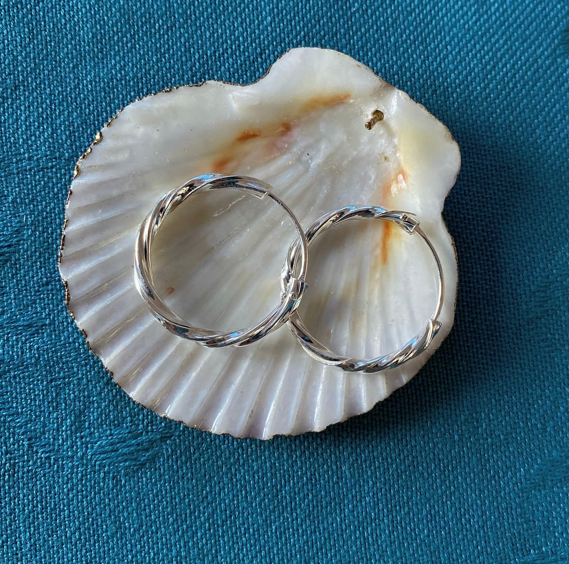 HOOP EARRINGS TWIST!